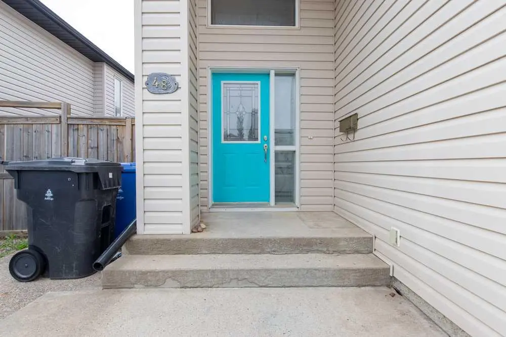48 Blackfoot Court W
