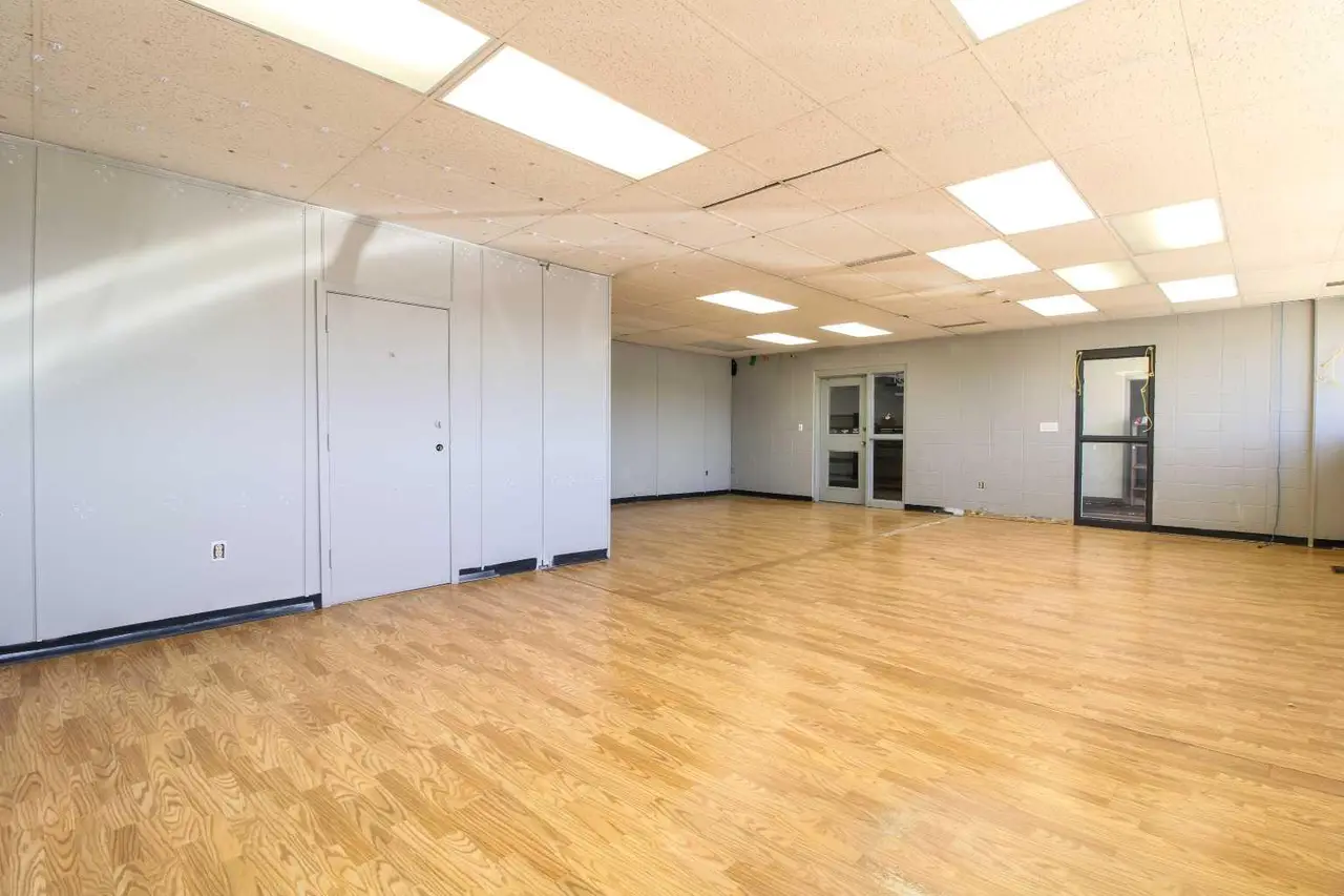 Main Floor West Half, 5720 44 Street 