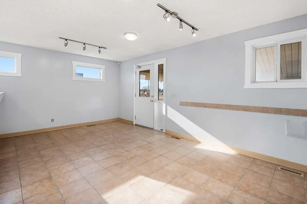 101, 117 East Lake Crescent NE