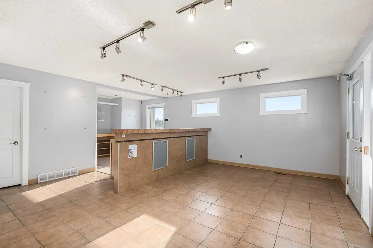 101, 117 East Lake Crescent NE