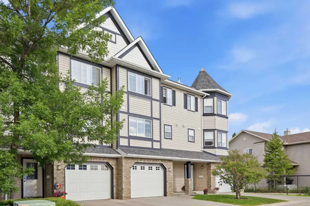 4 Cougar Ridge Mews SW