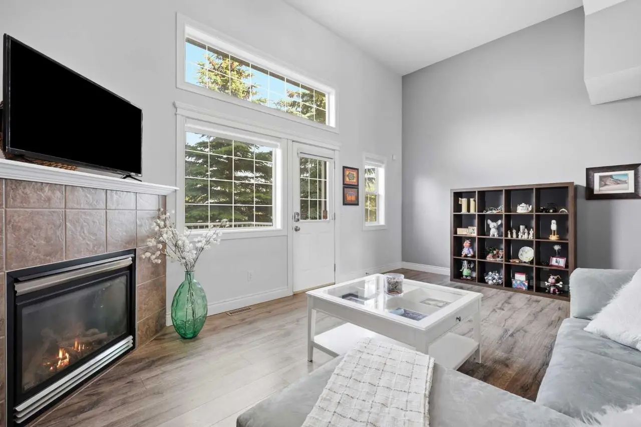 4 Cougar Ridge Mews SW