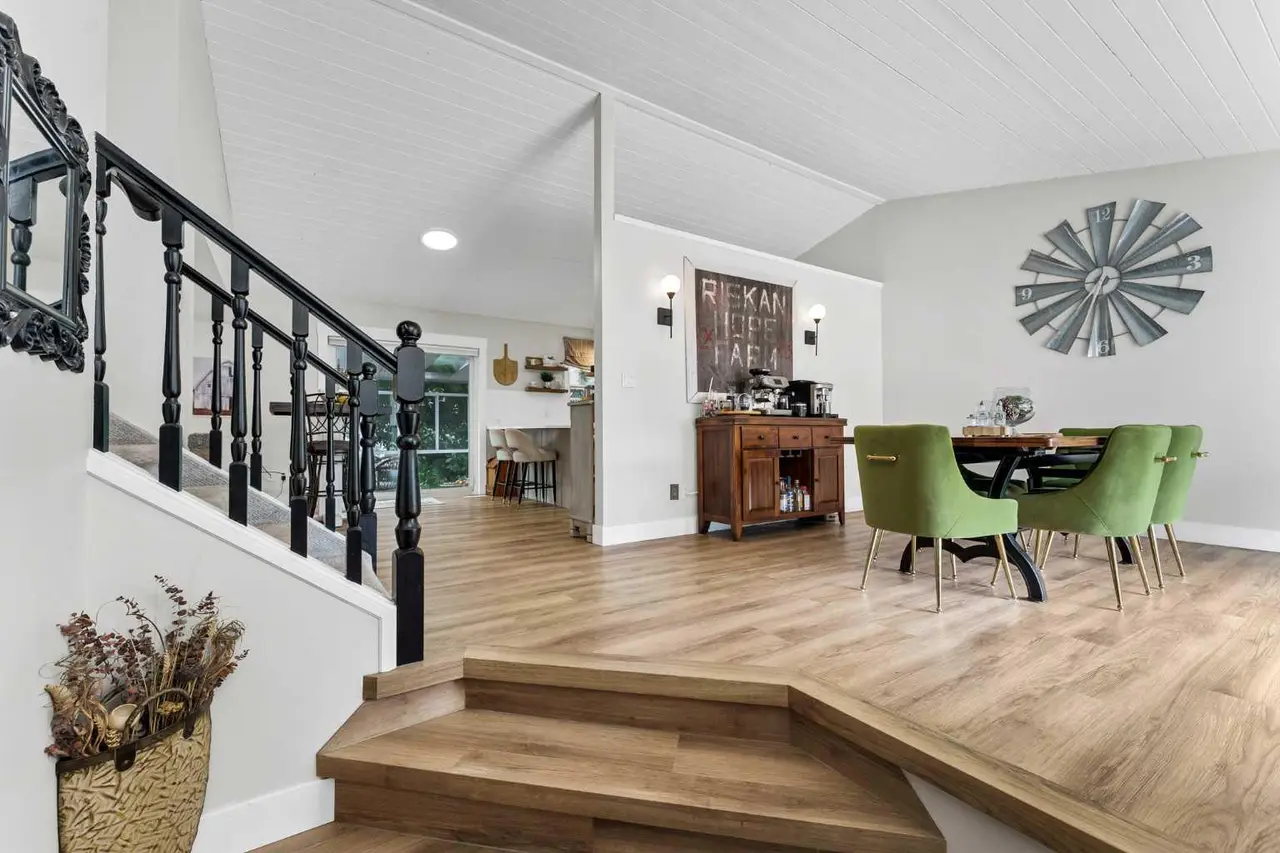 8 Ross View Bay SE