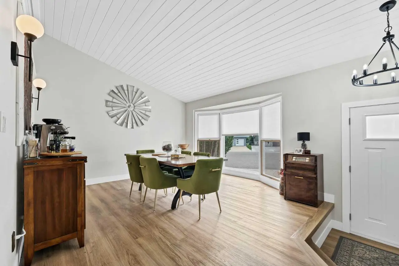 8 Ross View Bay SE