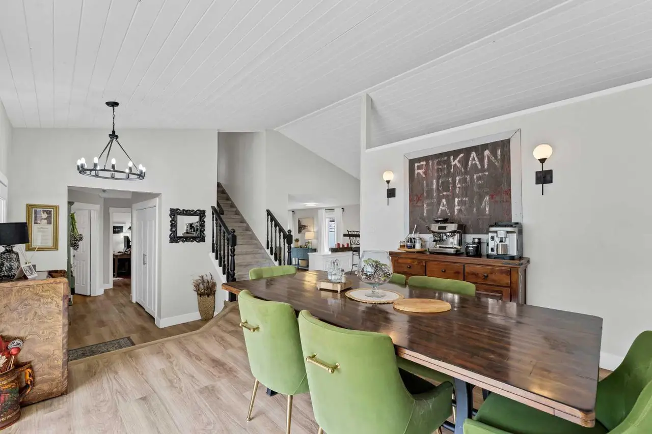 8 Ross View Bay SE