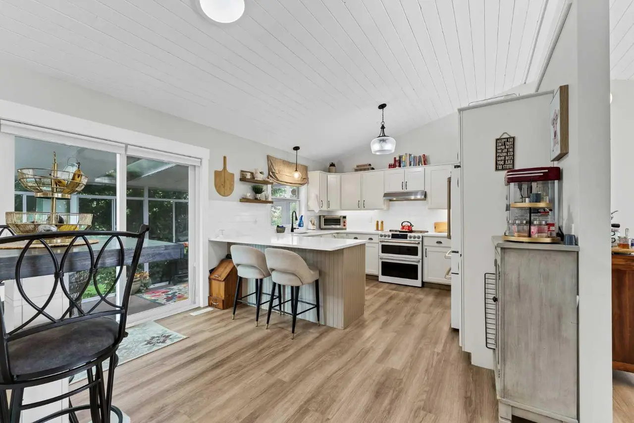 8 Ross View Bay SE