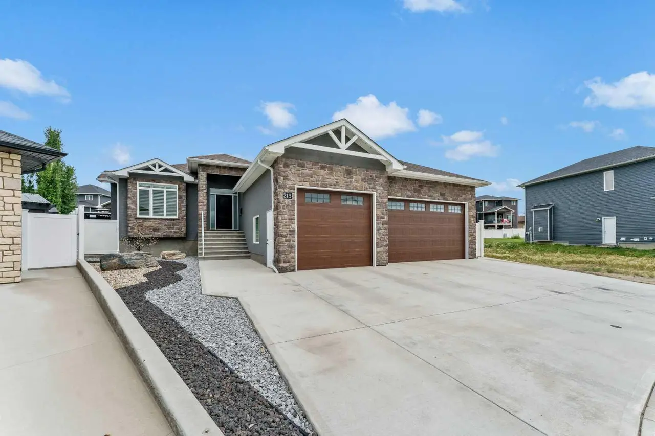 215 Hamptons Crescent SE