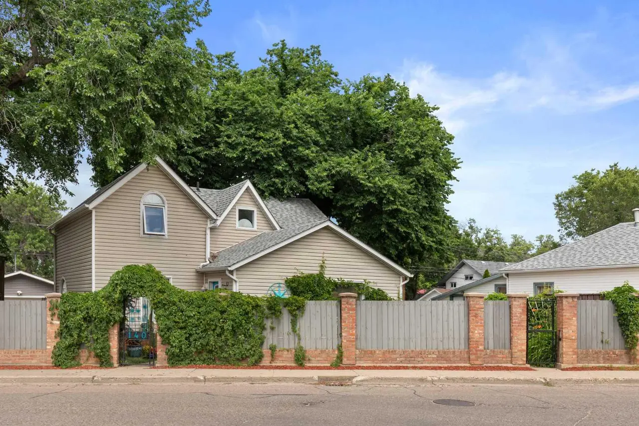 140 6 Street SE