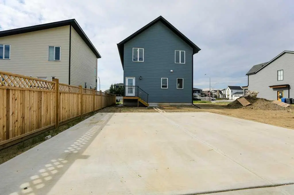 411 Caledonia Boulevard W