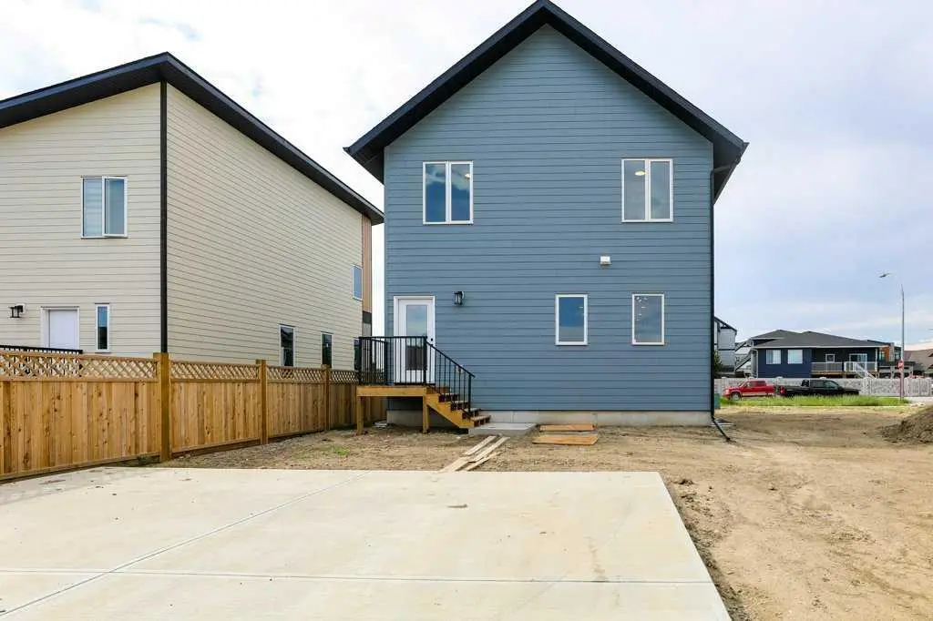 411 Caledonia Boulevard W
