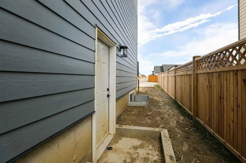 411 Caledonia Boulevard W