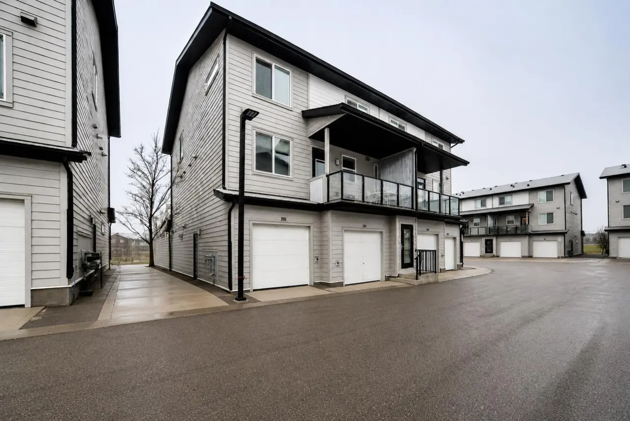 202, 245 Redstone  NE