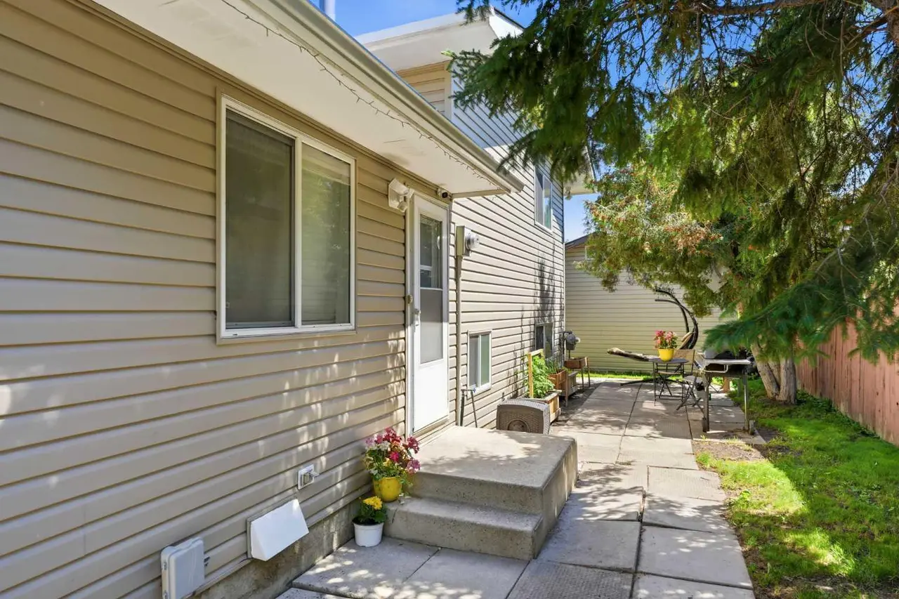 151 Templevale Place NE