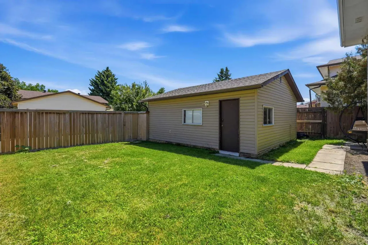 151 Templevale Place NE