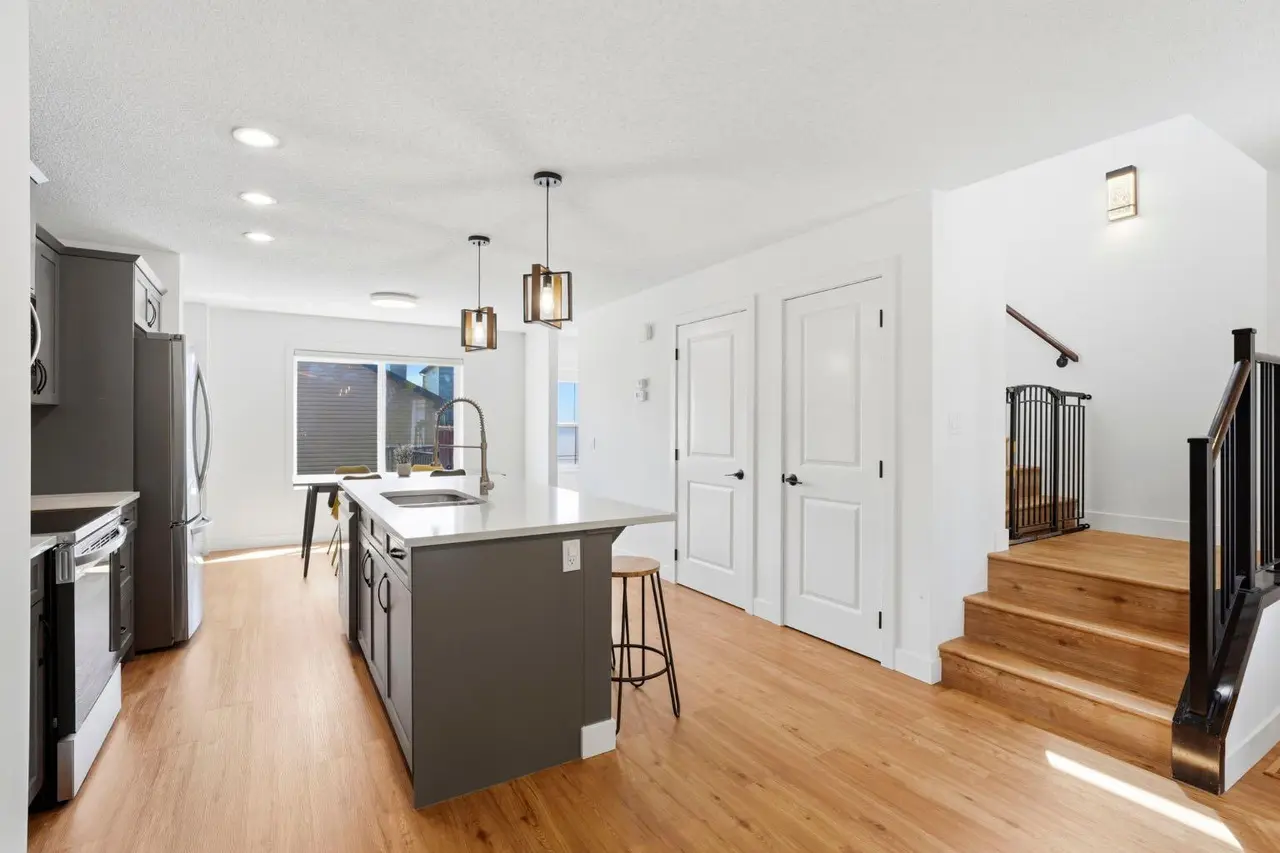 564 Evanston Drive NW
