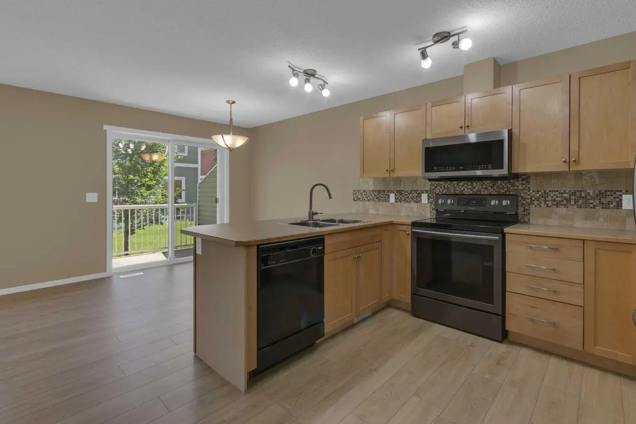 702, 800 Yankee Valley Boulevard SE