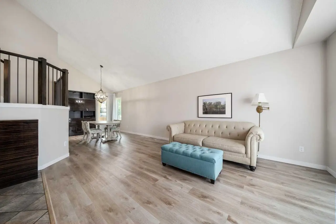 11 Taylor Crescent SE