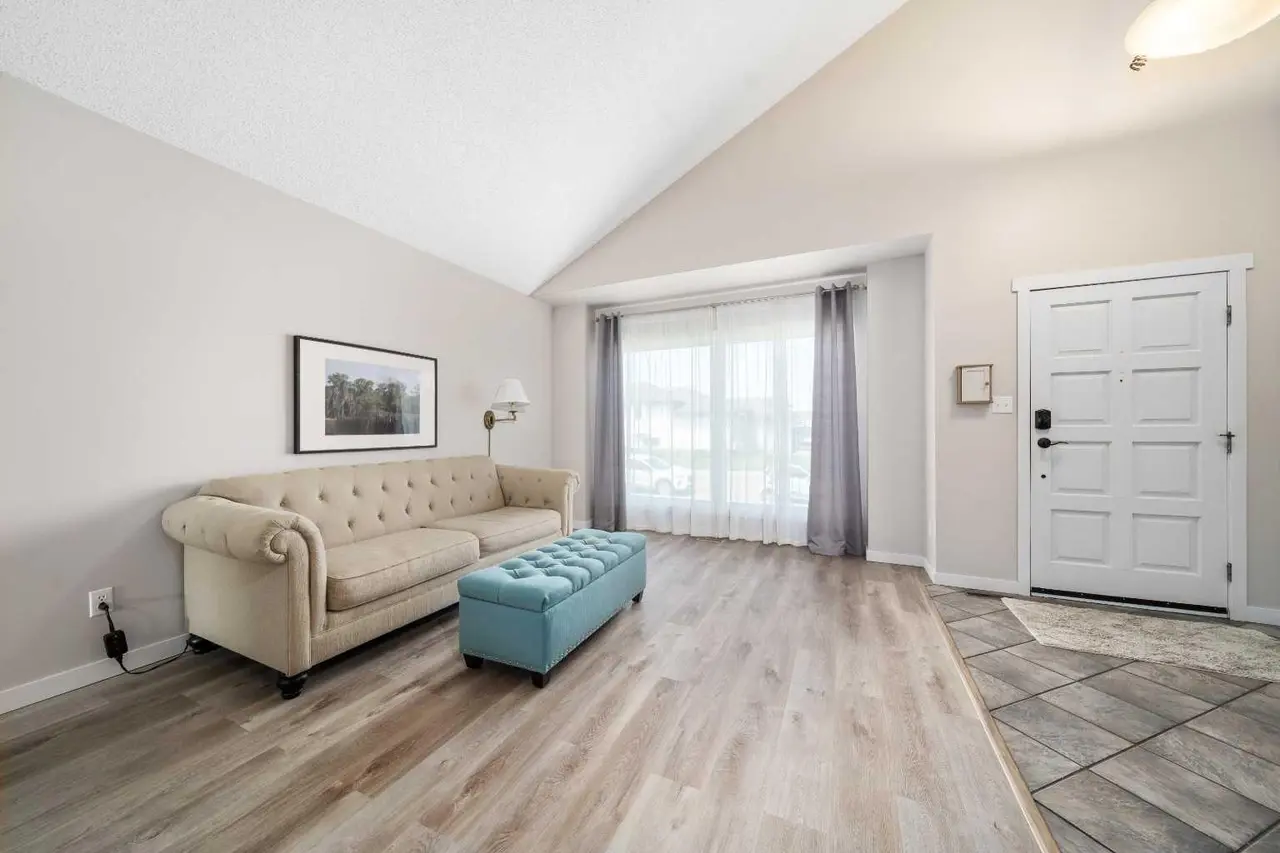 11 Taylor Crescent SE