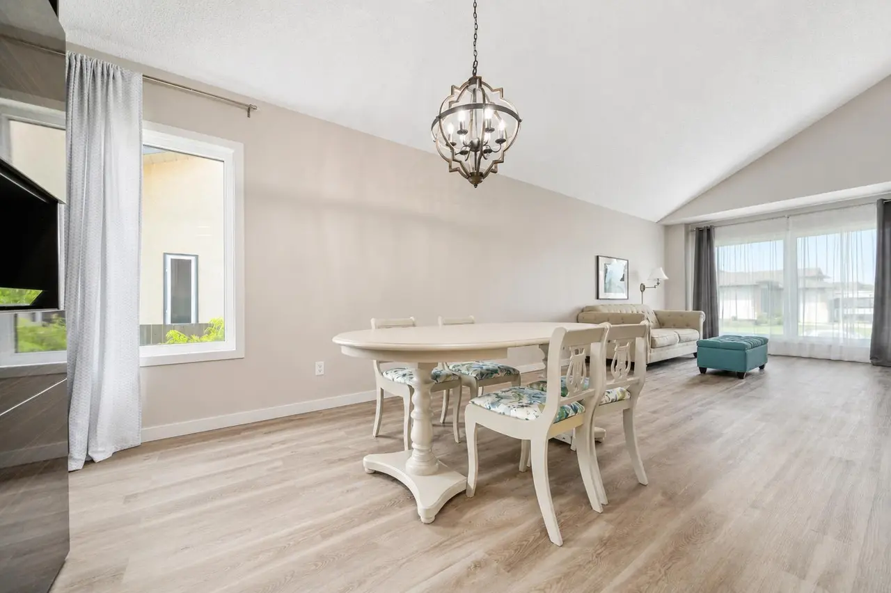 11 Taylor Crescent SE