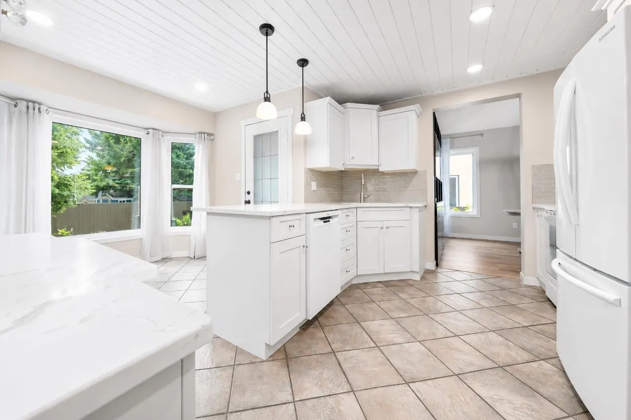 11 Taylor Crescent SE