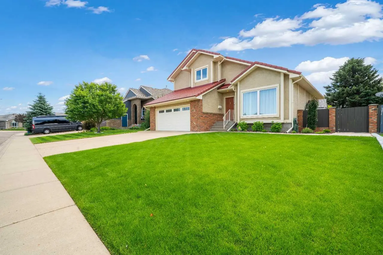11 Taylor Crescent SE