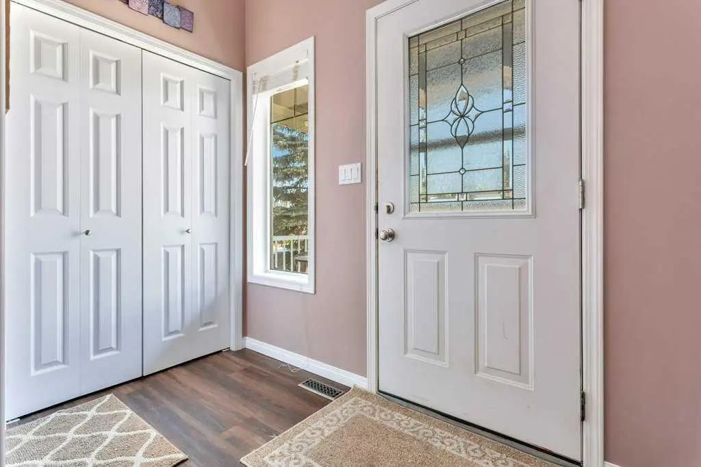 19 Lougheed Close 