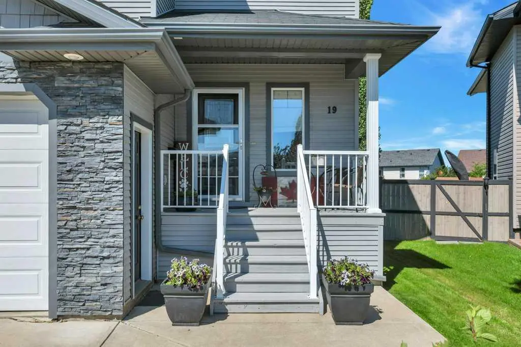 19 Lougheed Close 