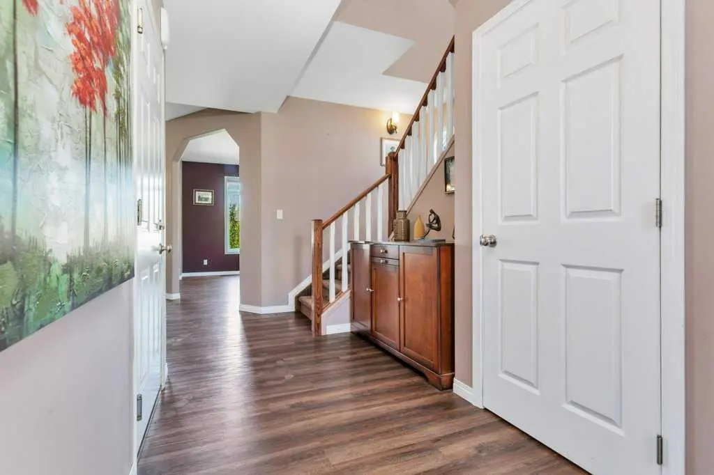 19 Lougheed Close 