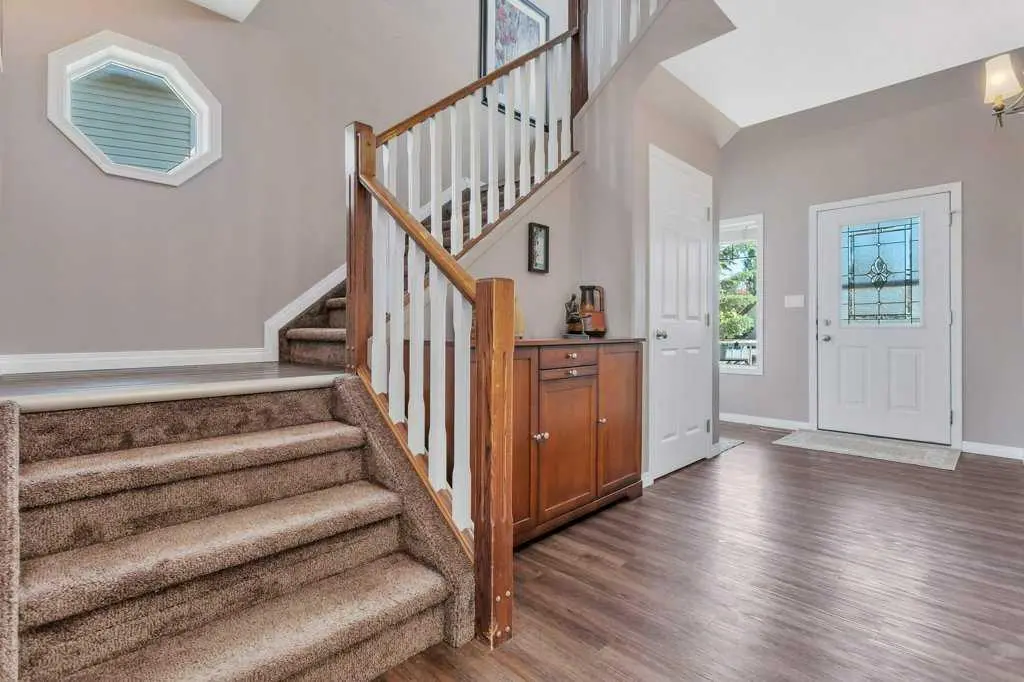 19 Lougheed Close 