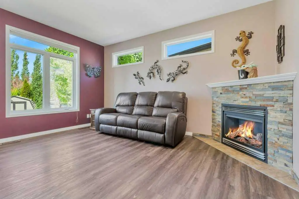19 Lougheed Close 