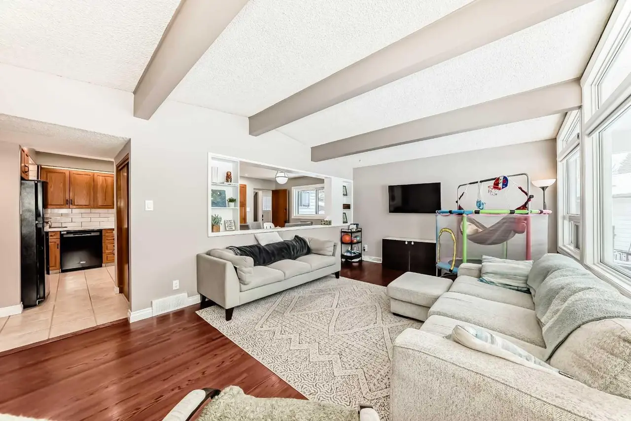 8043 Elbow Drive SW
