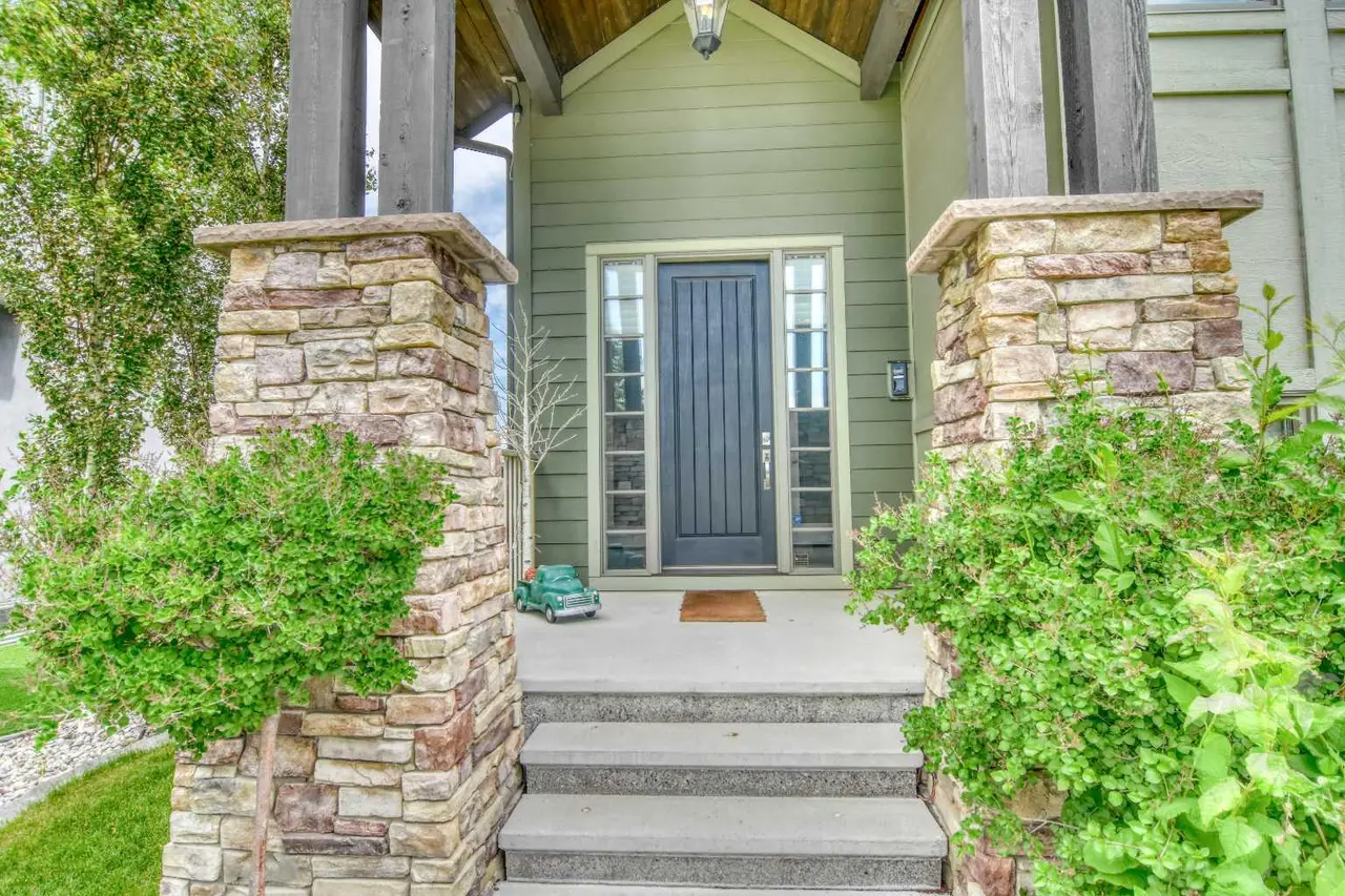 800 East  Lakeview Road 