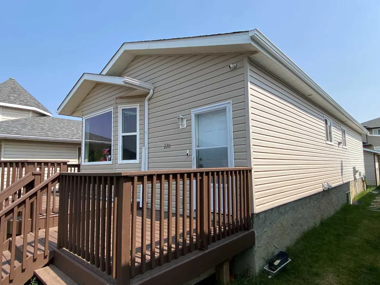 220 16 Street E