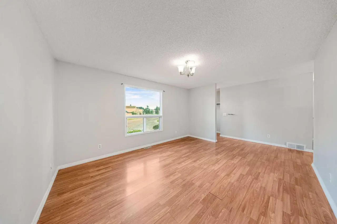 292 Falshire Way NE