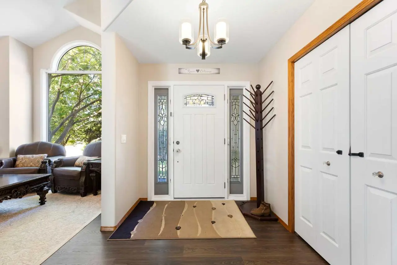 51 Mckenzie Lake Crescent SE