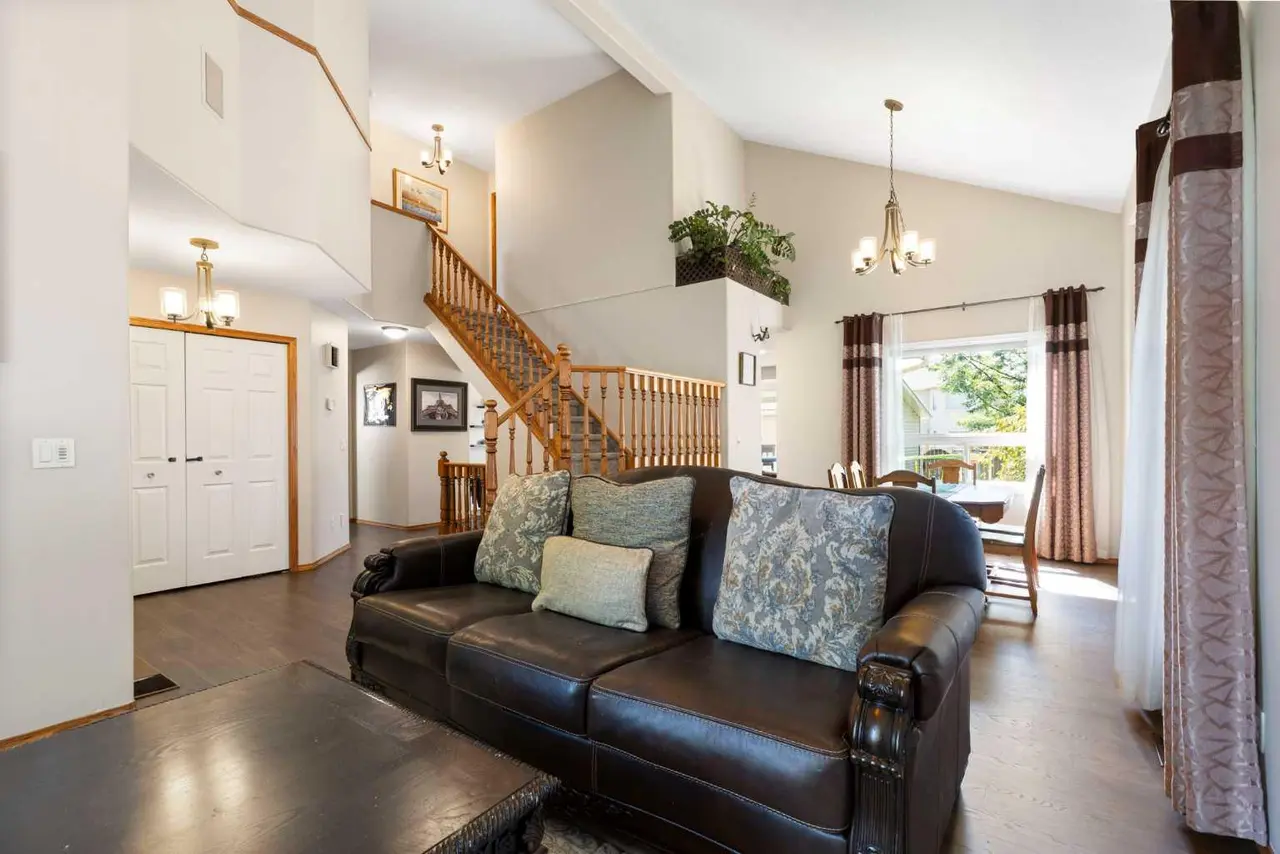 51 Mckenzie Lake Crescent SE