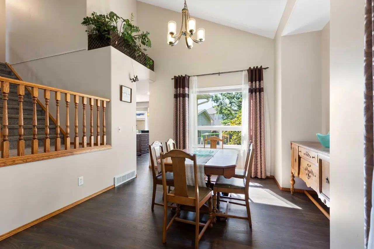 51 Mckenzie Lake Crescent SE