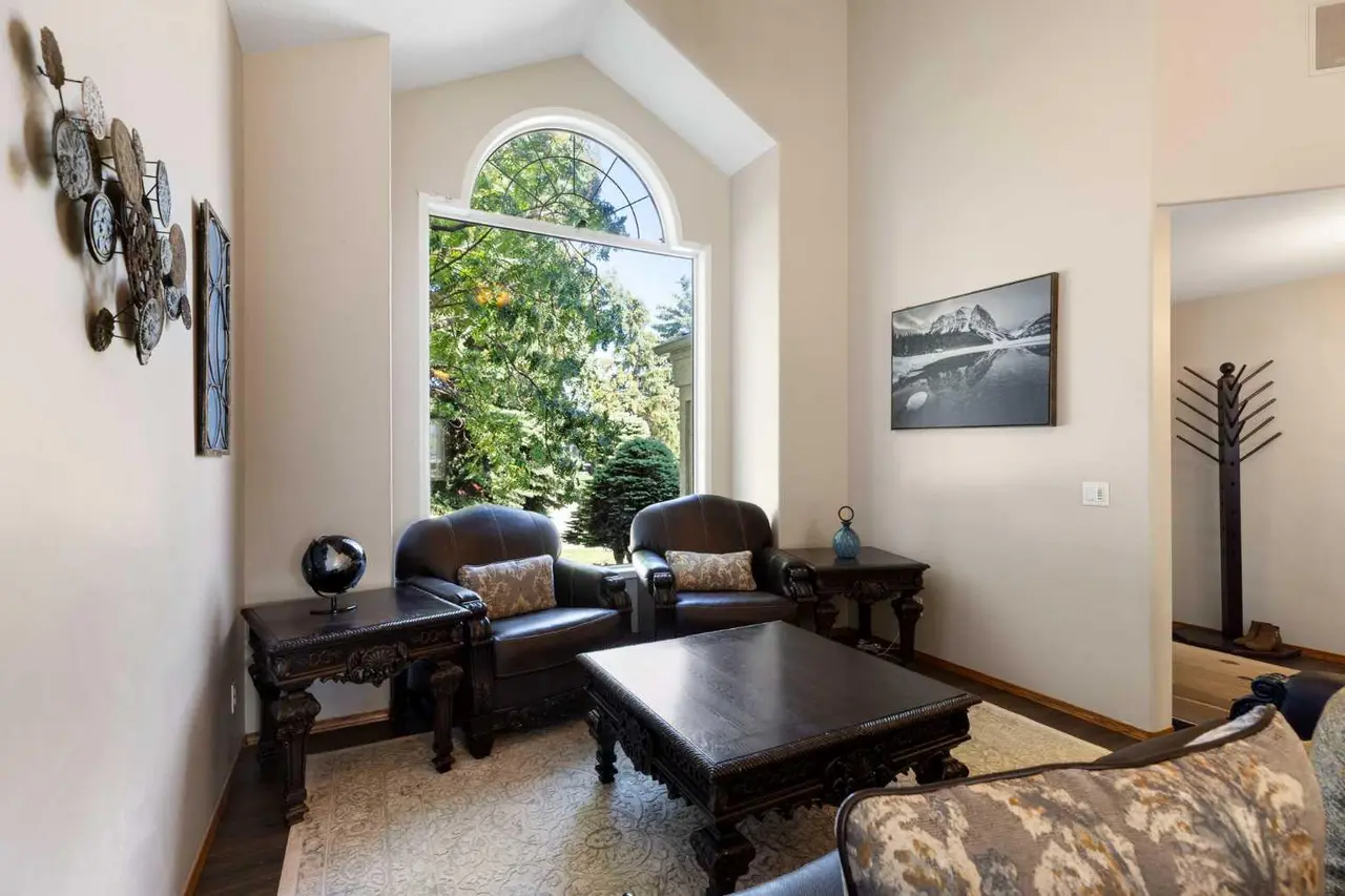 51 Mckenzie Lake Crescent SE