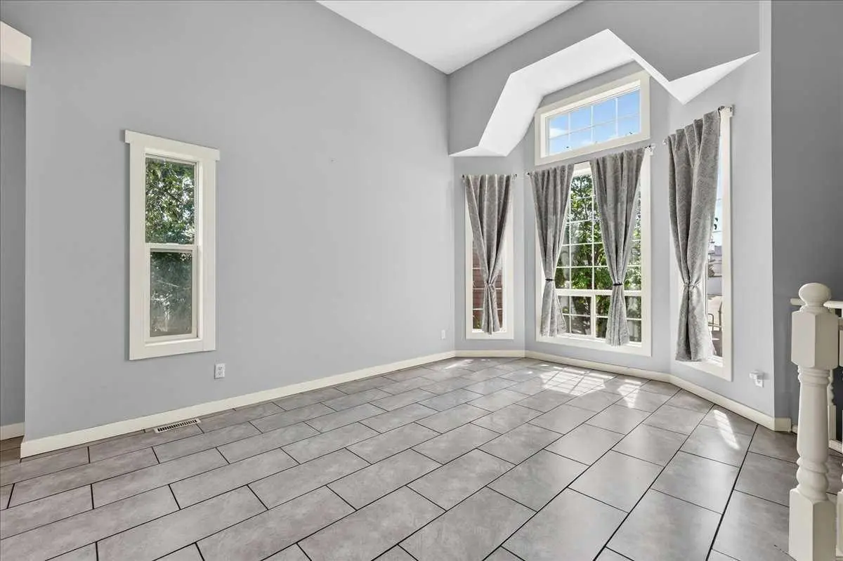 254 Douglas Glen Heath SE