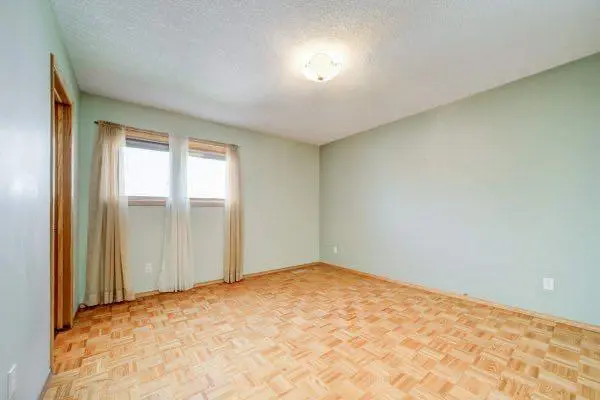 23 Niska Place W