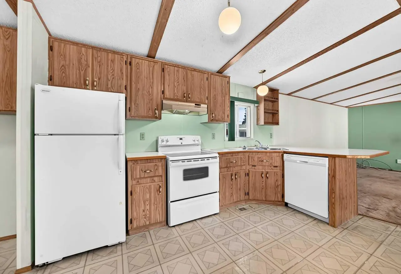 3218 Burroughs Manor NE