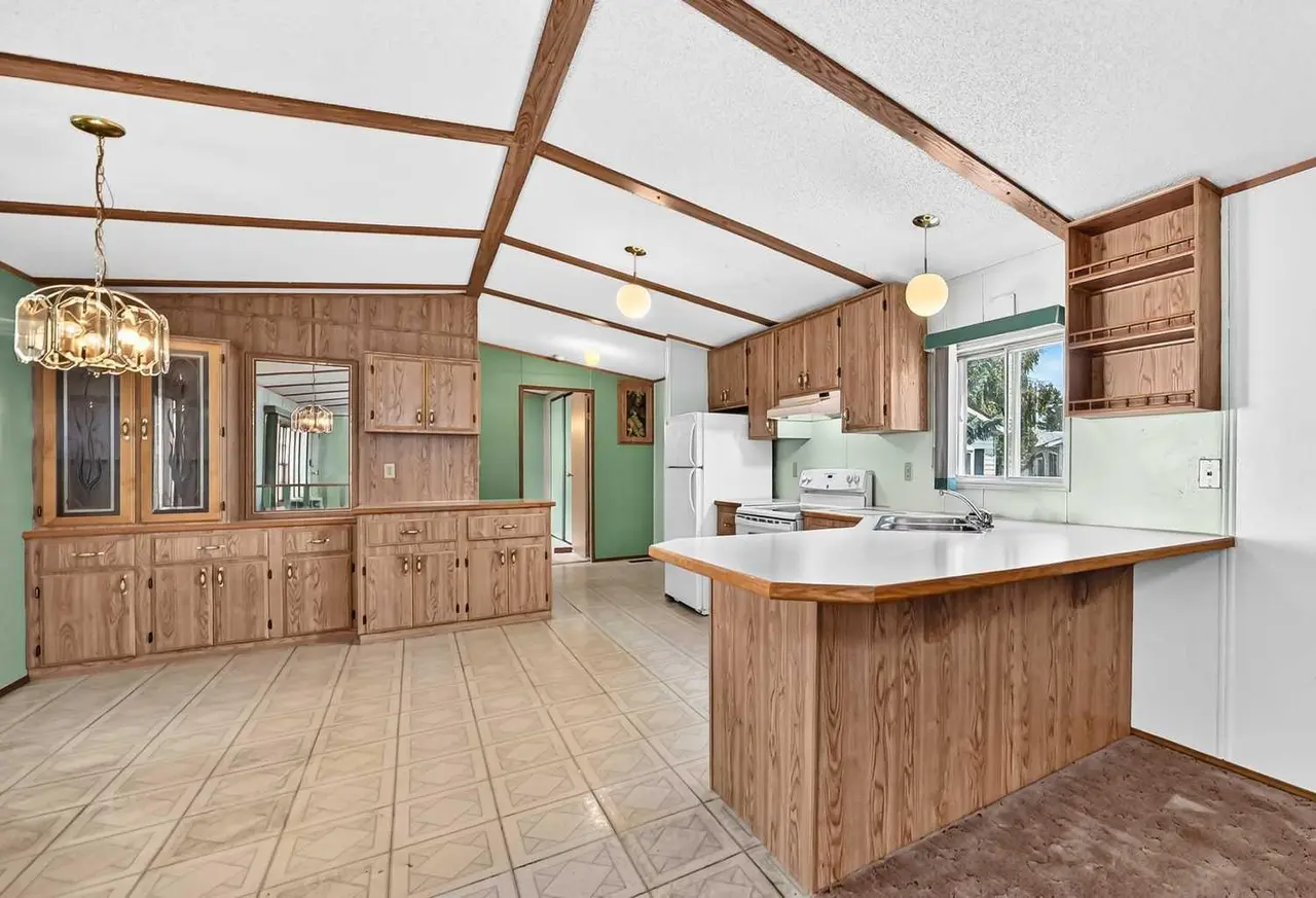 3218 Burroughs Manor NE