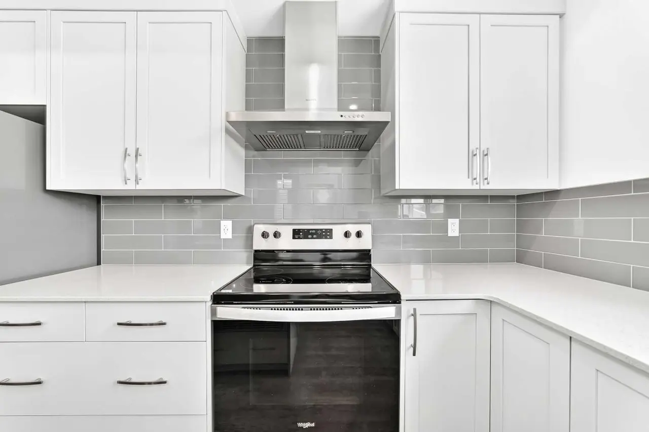 41 Corner Glen Row NE