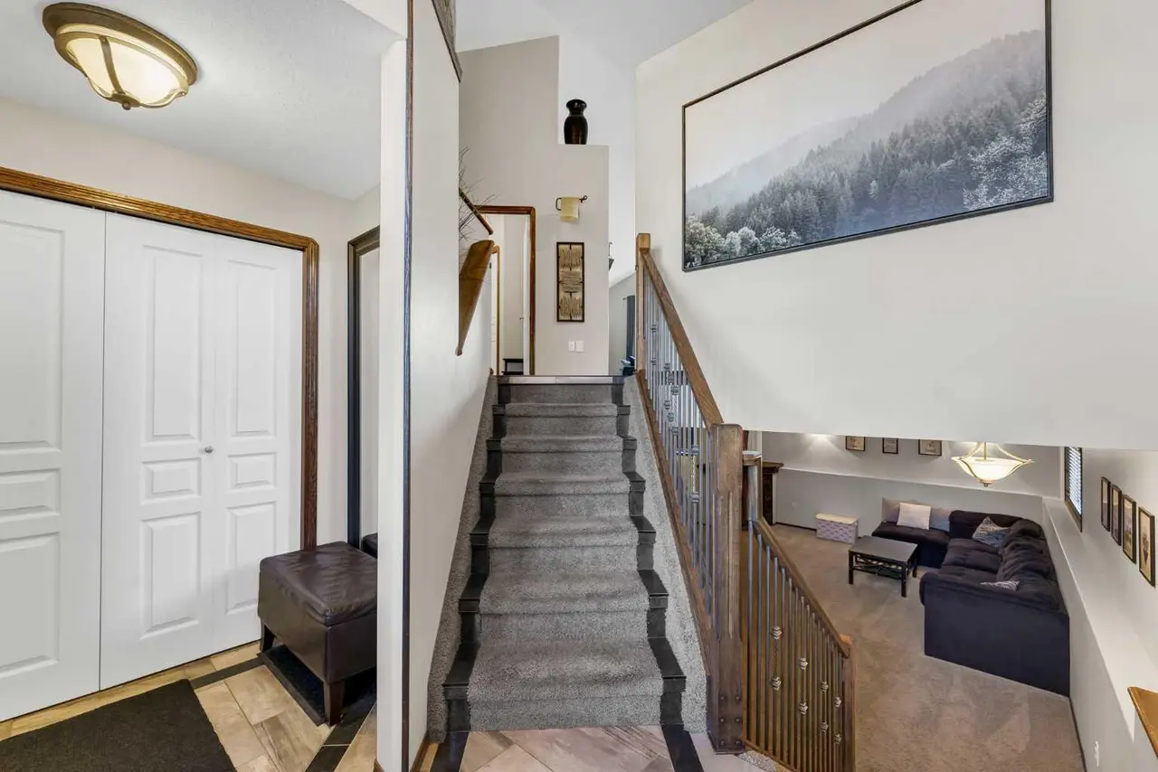 30 Vista Close SE