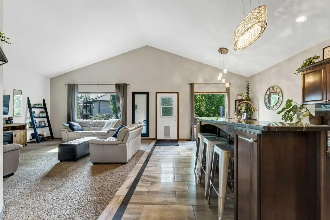 30 Vista Close SE