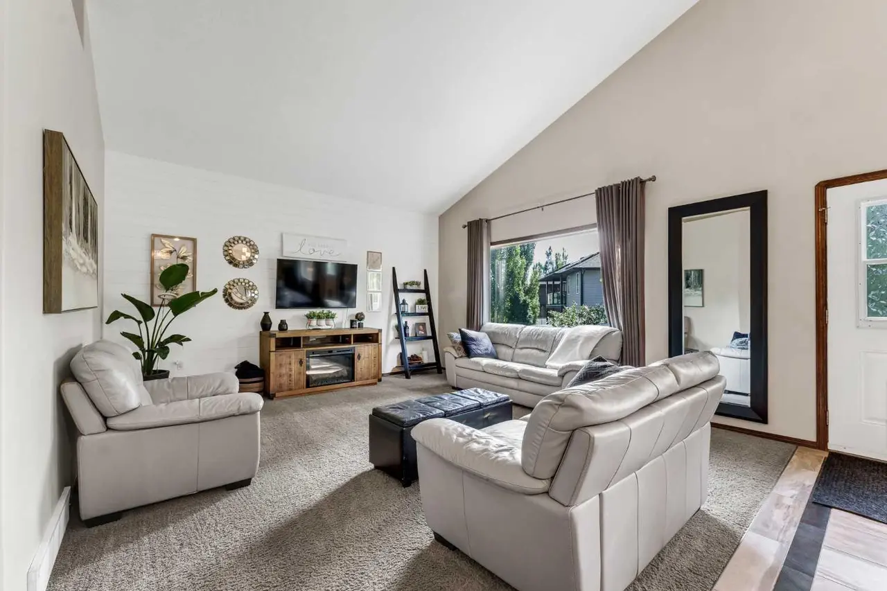 30 Vista Close SE