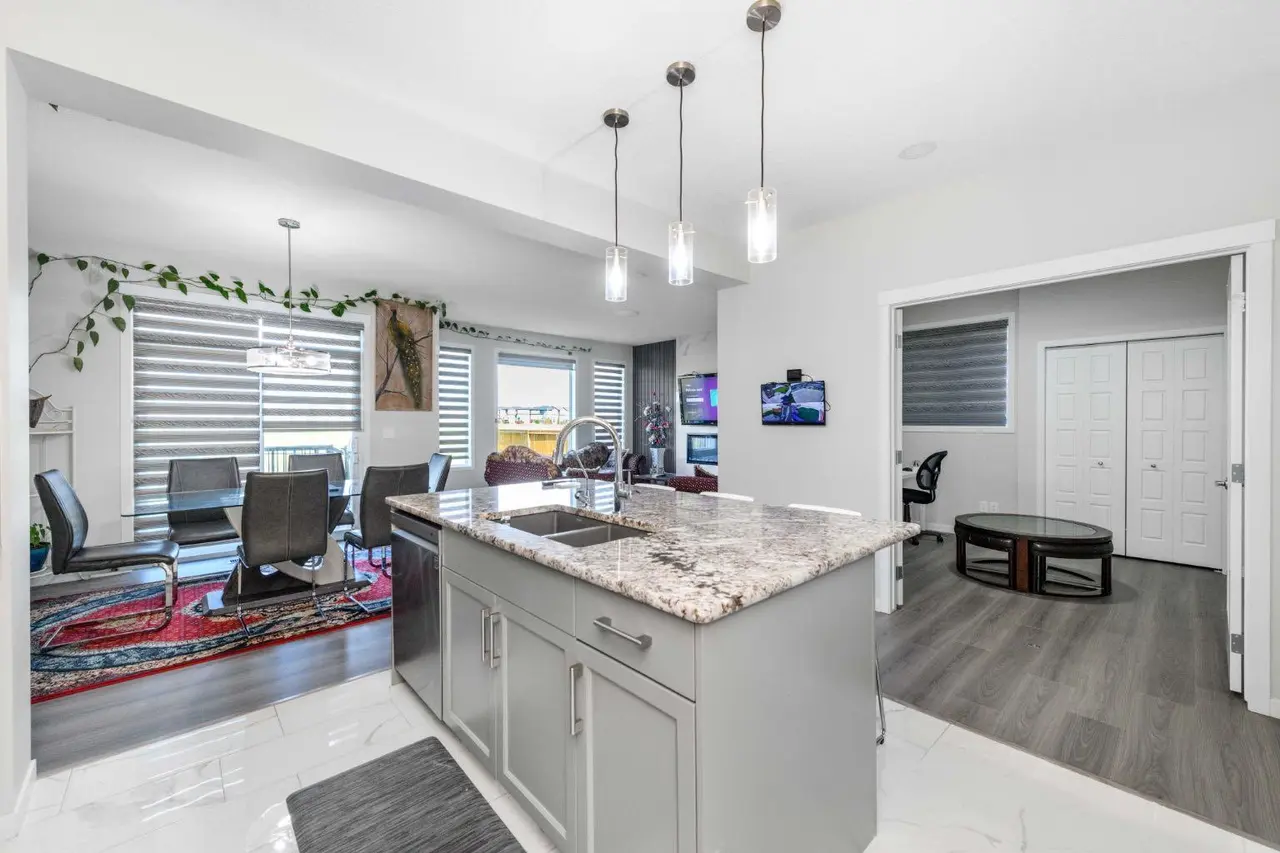 983 Corner Meadows Way NE