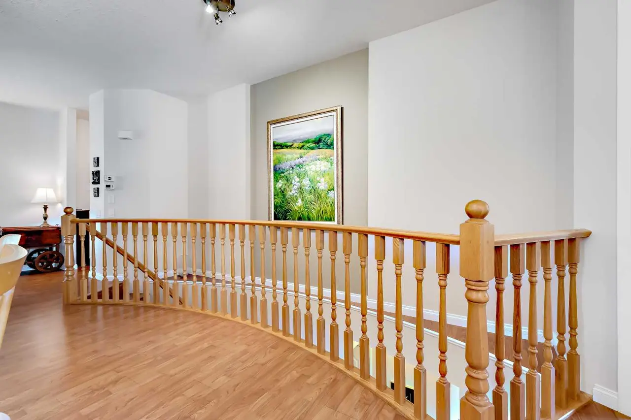 66 Royal Manor NW