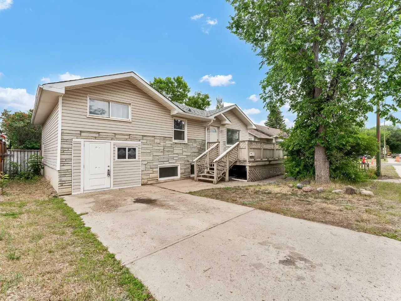 112 8 Street SW