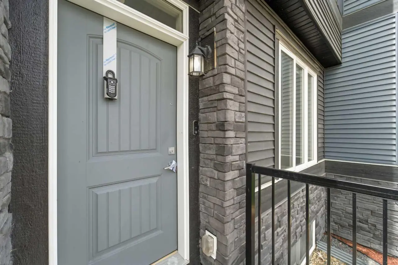21 Corner Glen Row NE
